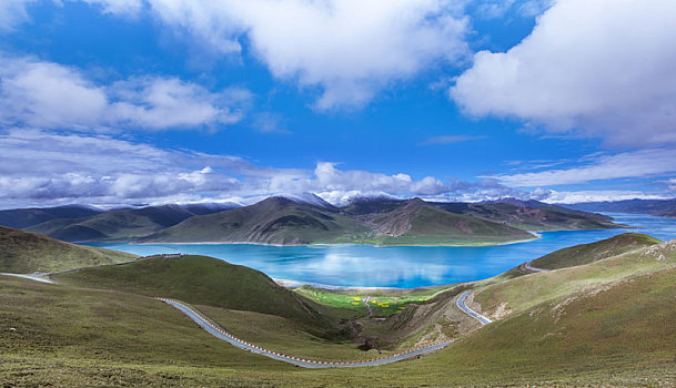 西藏羊卓雍措湖夏季风光