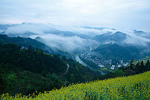 山村云海春色