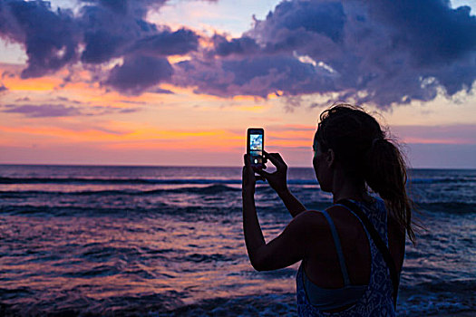 女人,制作,照片,日落,努沙杜瓦,巴厘岛