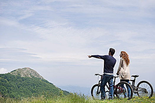 情侣,站立,山地自行车,享受,景色,山,风景