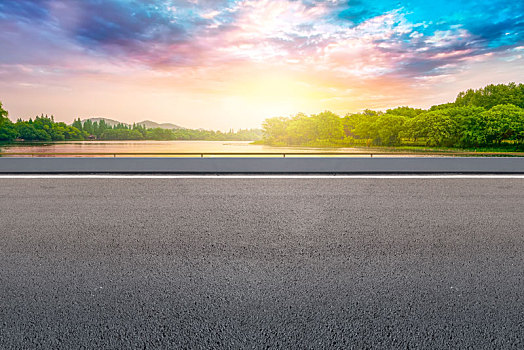 道路路面和天空云彩晚霞