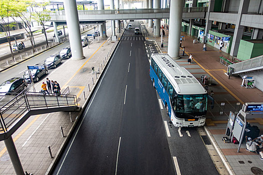 日本关西国际机场的接机车道