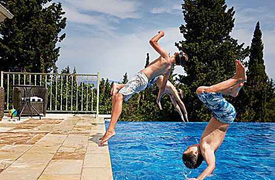 三个男孩,跳水,向后,公寓,游泳池