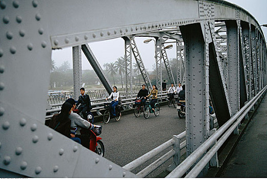 人,穿过,桥,自行车,色调,越南