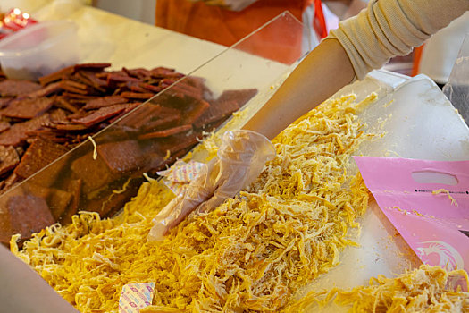 中国人过春节年货大街上卖的鱿鱼丝