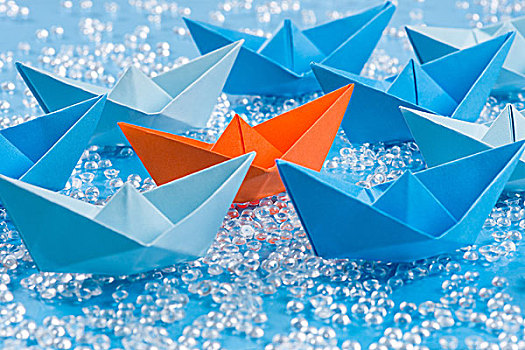 船队,蓝色,折纸,纸,船,蓝色背景,水,背景,围绕,橙色,一个