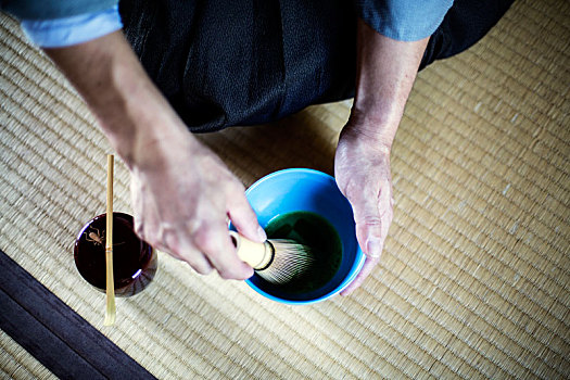 俯拍,特写,日本,男人,穿,传统,和服,跪着,地板,竹子,搅拌器,准备,抹茶,蓝色,器具,茶道
