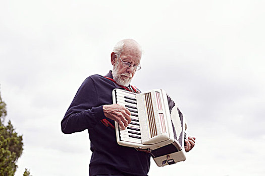 老人,演奏,手风琴