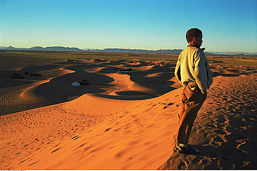 男孩,站立,沙丘,摩洛哥