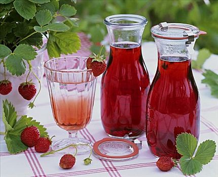 草莓,糖浆,瓶子,玻璃杯,水