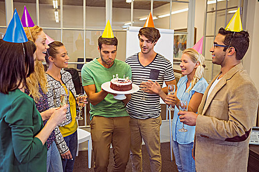 商务人士,吹,蜡烛,生日蛋糕,办公室