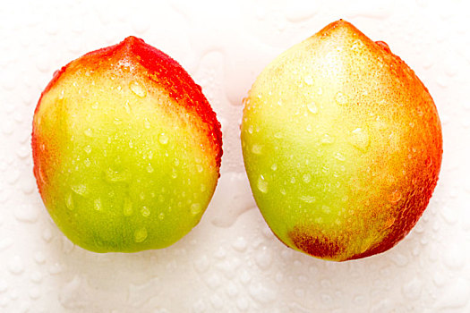 新鲜成熟的油桃