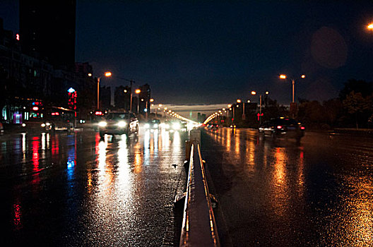 下雨天城市的夜晚
