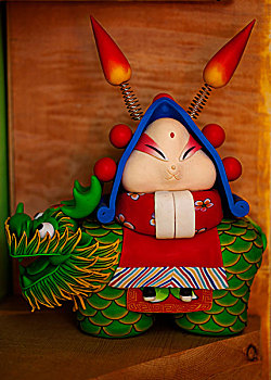 特色小店内展示的陶瓷玩偶兔爷