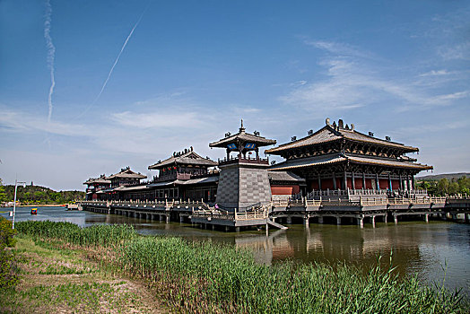 山西大同云冈石窟湖心岛中央的灵岩寺