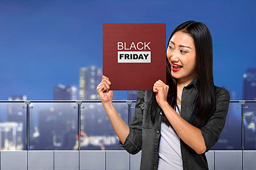 高兴,亚洲女性,拿着,广告板,黑色,星期五,信息