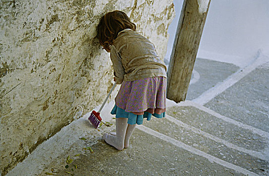 小,女孩,穿,天鹅绒,衬衫,彩色,裙子,白色,紧身裤,倚靠,头部,墙壁,打扫,叶子,公路,小路,岛屿,阿莫尔戈斯岛,希腊