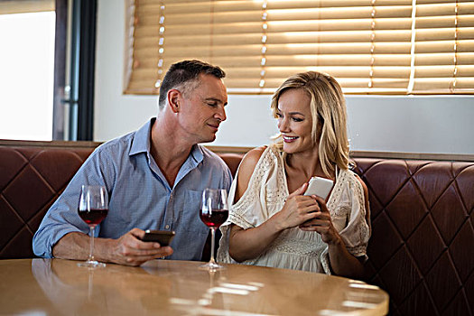 情侣,手机,葡萄酒杯,餐馆