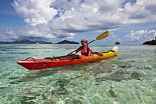 女人,40岁,皮筏艇,岛屿,背影,拉迪戈岛,塞舌尔,非洲,印度洋