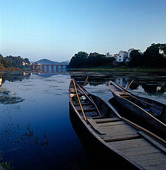 安徽歙县新安江边的民居和乌蓬船