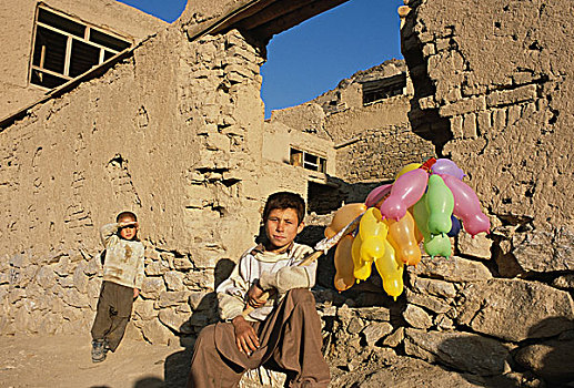 孩子,看,男孩,种族,销售,彩色,气球,坐,建筑,居民区,喀布尔,阿富汗