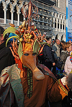 意大利威尼斯狂欢节,随处可见戴着各式面具和身着奇装异服的人们,一派欢乐的景象