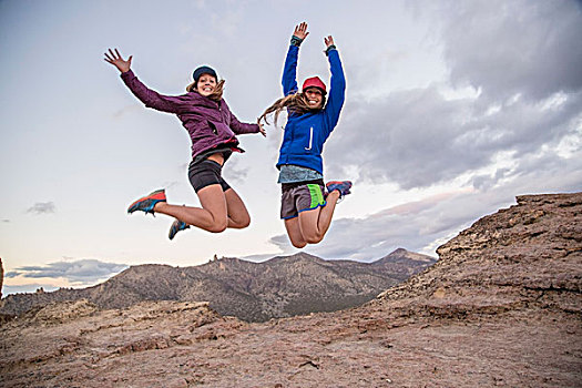 两个,美女,攀登者,跳跃,半空,石头,俄勒冈,美国