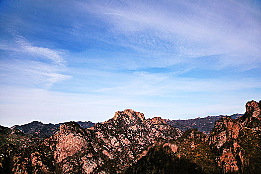 蓝天下山石嶙峋