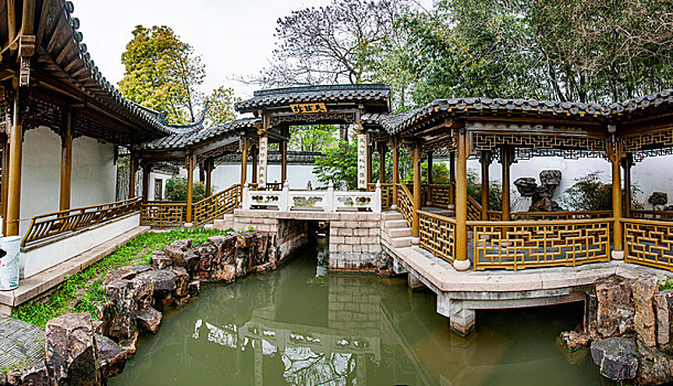 杨州瘦西湖湖上园林中的亭台楼阁