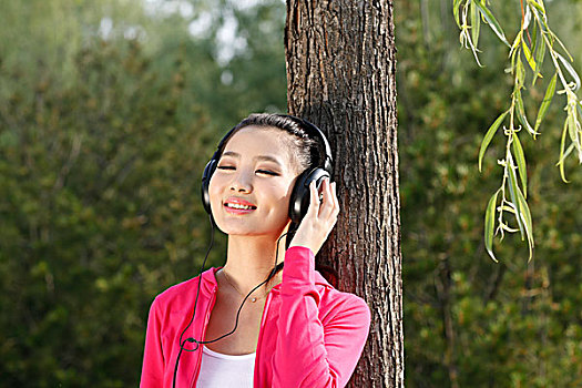 女青年戴着耳麦听音乐