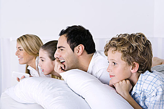 家庭,躺着,床,看电视,侧面视角