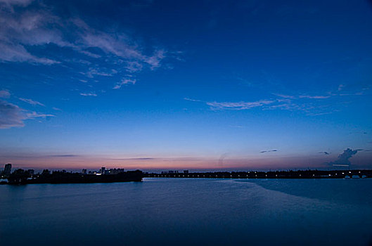 城市边缘的湖泊,武汉金银湖