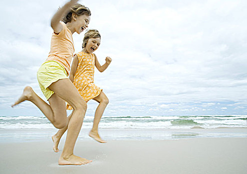 两个女孩,跑,赤足,海滩,侧面视角