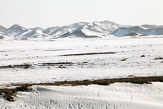 新疆哈密,雪后天山脚下美景