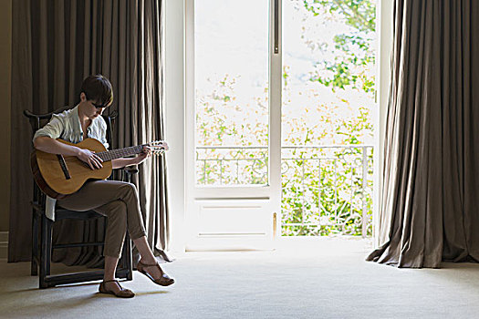 女人,弹吉他,露台,窗户