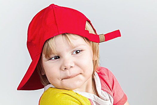 棚拍,肖像,有趣,微笑,女婴,红色,棒球帽,上方,灰色,墙壁,背景