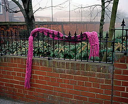 粉色,围巾,黑色,铁,栏杆,砖,墙壁,雾状,白天,街道,伦敦,英格兰,英国