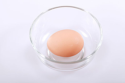 透明玻璃碗里放着一个鸡蛋