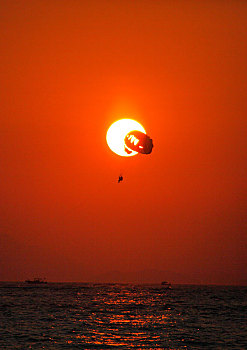 落日中的降落伞
