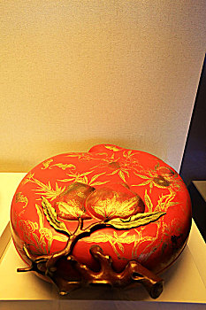 红漆描金桃式攒盒