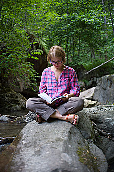 坐,女人,岩石上,读,书本,河,树林