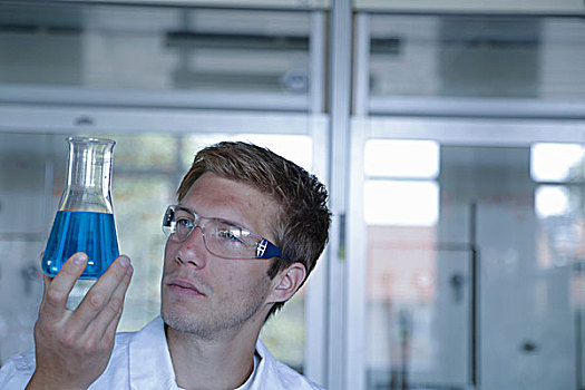 男青年,科学家,拿着,向上,锥形烧瓶,实验室