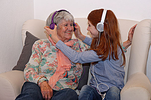 孙女,祖母,听歌,耳机,数码,音乐,巴伐利亚,德国,欧洲