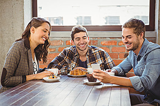 微笑,朋友,看,智能手机,咖啡馆