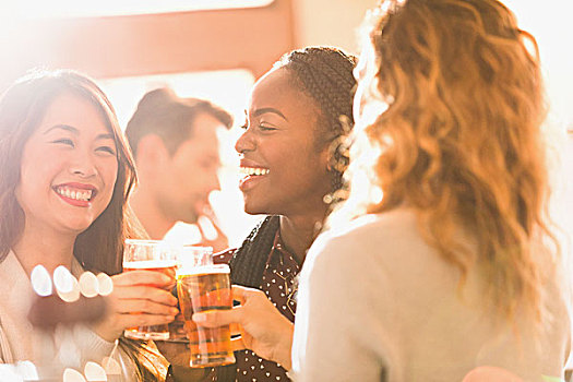 微笑,女人,朋友,祝酒,啤酒杯,酒吧