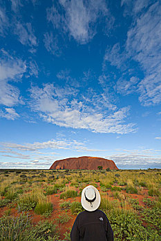 游客,看,云,上方,艾尔斯岩,乌卢鲁卡塔曲塔国家公园,北领地州,澳大利亚