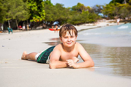 男孩,卧,沙滩,享受,温馨,沙子