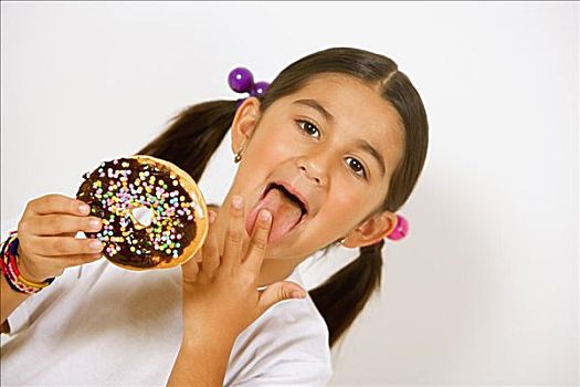 一个,女孩,肖像,拿着,甜甜圈,舔,手指