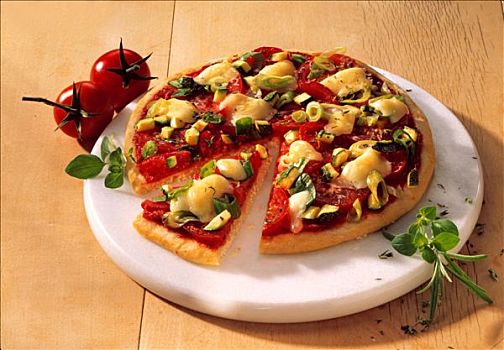 比萨饼,西红柿,韭葱,西葫芦,切削