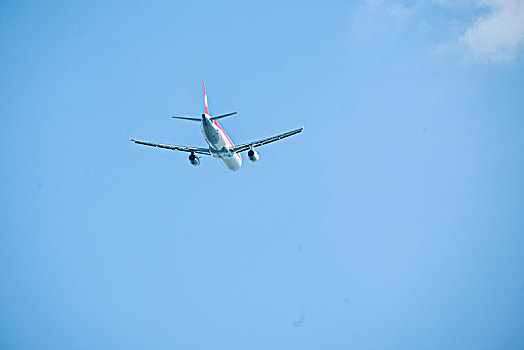 四川航空的飞机正从重庆江北机场起飞